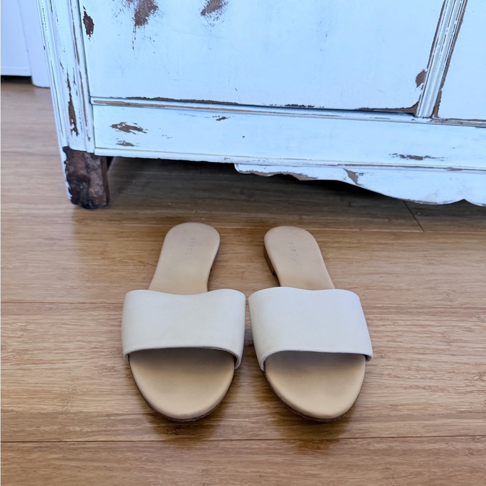Nisolo Cream Sandals / Slides